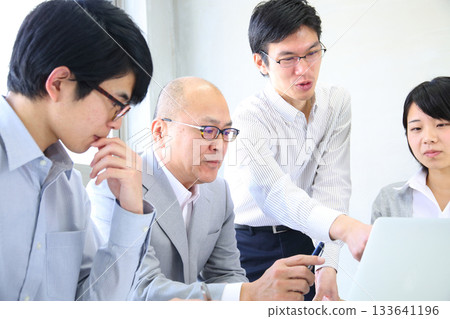 公司裡，年輕的員工和經理們正在舉行計畫會議。 133641196