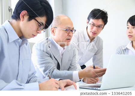 公司裡，年輕的員工和經理們正在舉行計畫會議。 133641205