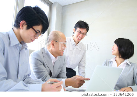 公司裡，年輕的員工和經理們正在舉行計畫會議。 133641206