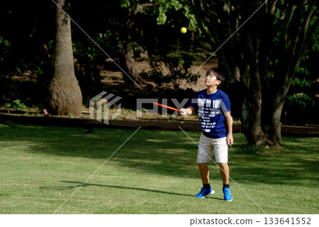 <素材> 公園裡打網球的男孩的側影 <素材> 公園裡打網球的男孩的側影 133641552