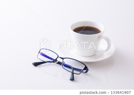 在辦公室喝熱咖啡 133641907