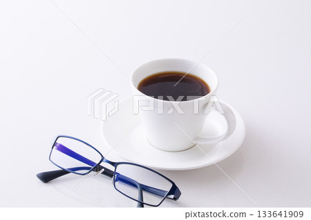 在辦公室喝熱咖啡 133641909