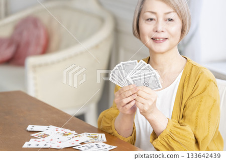 客廳裡,幾位老婦在玩牌。 客廳裡,幾位老婦在玩牌。 133642439