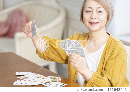 客廳裡,幾位老婦在玩牌。 客廳裡,幾位老婦在玩牌。 133642441