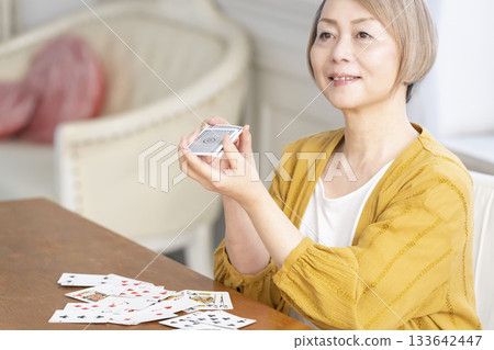 客廳裡,幾位老婦在玩牌。 客廳裡,幾位老婦在玩牌。 133642447