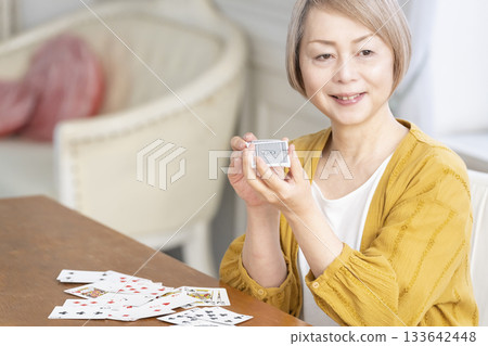 客廳裡，幾位老婦在玩牌。 133642448
