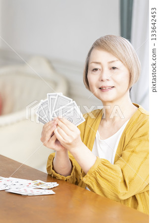 客廳裡,幾位老婦在玩牌。 客廳裡,幾位老婦在玩牌。 133642453
