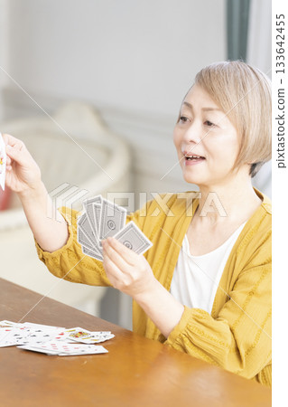 客廳裡，幾位老婦在玩牌。 133642455