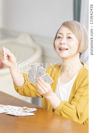 客廳裡，幾位老婦在玩牌。 133642456