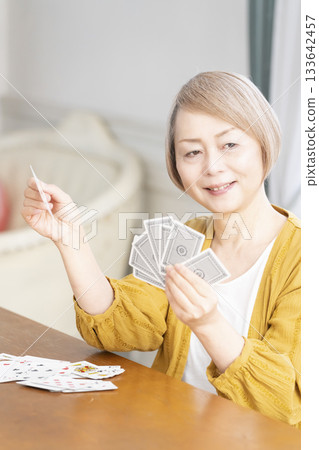 客廳裡，幾位老婦在玩牌。 133642457