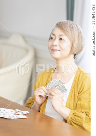 客廳裡,幾位老婦在玩牌。 客廳裡,幾位老婦在玩牌。 133642458