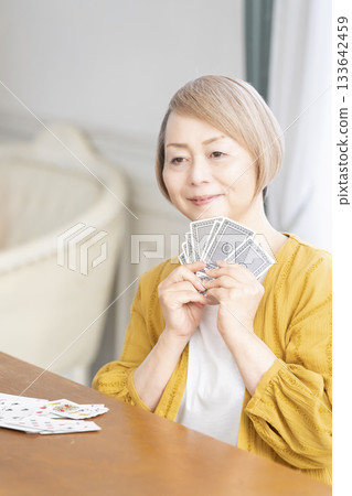 客廳裡，幾位老婦在玩牌。 133642459