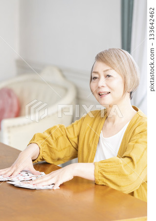 客廳裡，幾位老婦在玩牌。 133642462