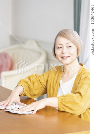 客廳裡,幾位老婦在玩牌。 客廳裡,幾位老婦在玩牌。 133642463