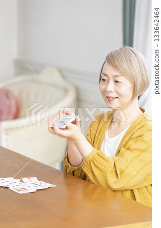 客廳裡，幾位老婦在玩牌。 133642464