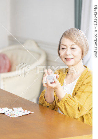 客廳裡，幾位老婦在玩牌。 133642465