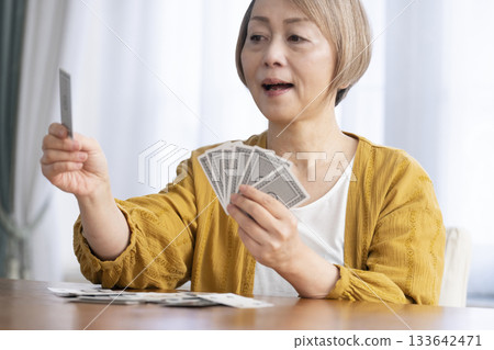 客廳裡，幾位老婦在玩牌。 133642471