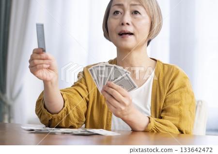 客廳裡，幾位老婦在玩牌。 133642472