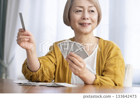 客廳裡，幾位老婦在玩牌。 133642473