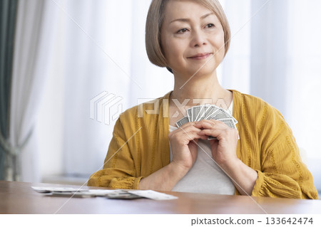 客廳裡，幾位老婦在玩牌。 133642474