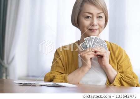 客廳裡，幾位老婦在玩牌。 133642475