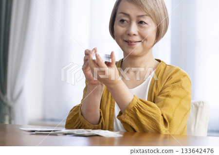 客廳裡，幾位老婦在玩牌。 133642476