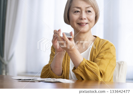 客廳裡，幾位老婦在玩牌。 133642477