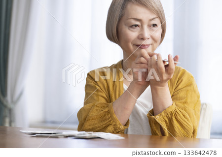 客廳裡，幾位老婦在玩牌。 133642478