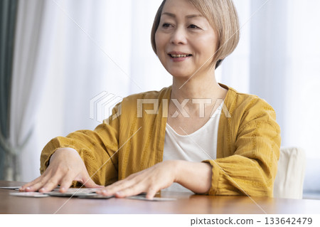客廳裡,幾位老婦在玩牌。 客廳裡,幾位老婦在玩牌。 133642479