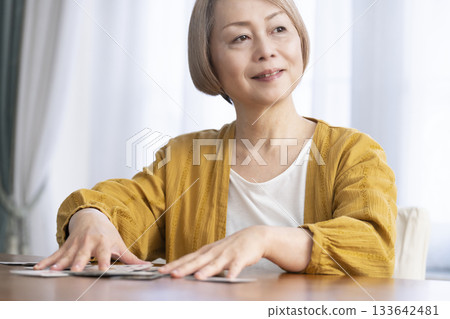 客廳裡,幾位老婦在玩牌。 客廳裡,幾位老婦在玩牌。 133642481