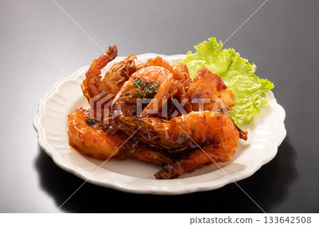 Grilled shrimp with sweet and spicy sauce 133642508
