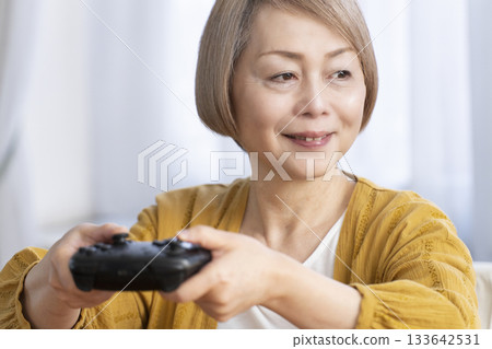 一位老婦人在客廳玩電子遊戲 133642531