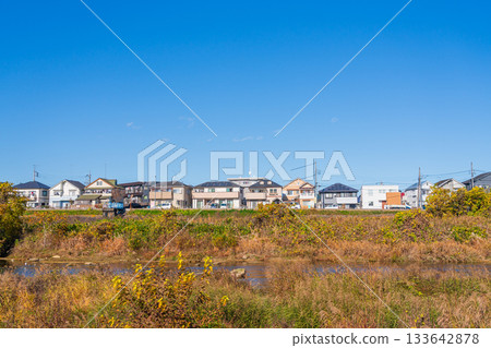 秋色宜人的住宅區 133642878