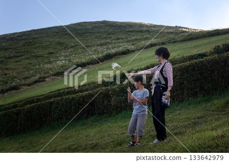 <素材> 秋季家庭旅行中,父母與孩子攀登山峰 <素材> 秋季家庭旅行中,父母與孩子攀登山峰 133642979