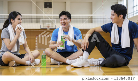 在大學體育館運動後休息 133643017