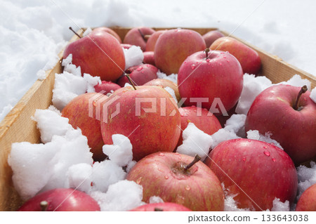新鮮美味的蘋果在天然雪室中冷藏 133643038