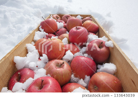 新鮮美味的蘋果在天然雪室中冷藏 133643039