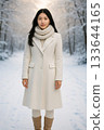 雪景中的女子 133644165