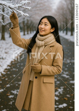 女人觸摸雪枝 133644167