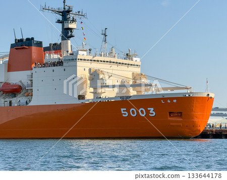 Bow of the Antarctic research vessel Shirase with its name and number, November 2025, Yokohama, Japan 133644178