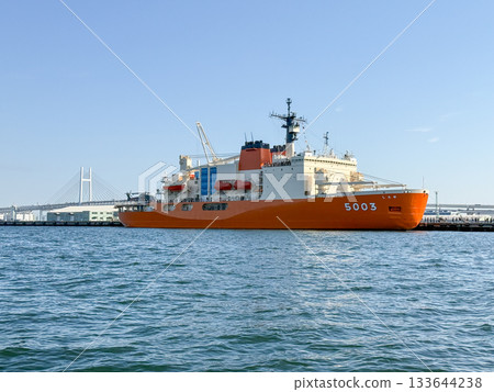 The Antarctic research vessel Shirase, anchored with the Bay Bridge in the background, November 2025, Yokohama, Japan The Antarctic research vessel Shirase, anchored with the Bay Bridge in the background, November 2025, Yokohama, Japan 133644238