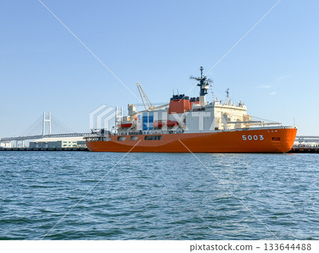 2025年11月，日本橫濱，南極科考船「白瀨號」和海灣大橋漂浮在湛藍的海面上。 133644488