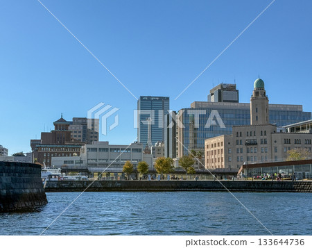 橫濱關內地區的濱水街道上，復古與現代交相輝映。 2025年11月，日本橫濱 133644736