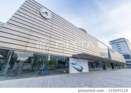 北海道函館市，通往熱門旅遊目的地函館的門戶，JR函館站在陽光明媚的日子 133645119