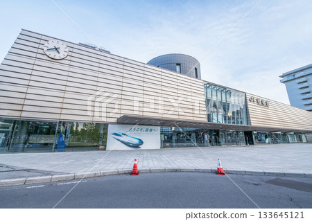 北海道函館市，通往熱門旅遊目的地函館的門戶，JR函館站在陽光明媚的日子 133645121