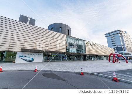 北海道函館市，通往熱門旅遊目的地函館的門戶，JR函館站在陽光明媚的日子 133645122