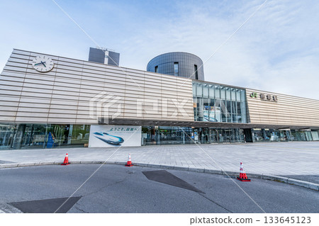 北海道函館市，通往熱門旅遊目的地函館的門戶，JR函館站在陽光明媚的日子 133645123
