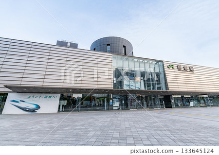 北海道函館市，通往熱門旅遊目的地函館的門戶，JR函館站在陽光明媚的日子 133645124