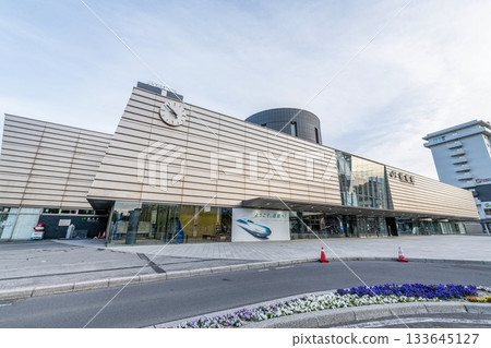 北海道函館市，通往熱門旅遊目的地函館的門戶，JR函館站在陽光明媚的日子 133645127