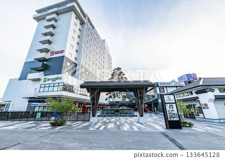 北海道函館市：函館站橫丁及HAKOVIVA綜合大樓的燈光 133645128